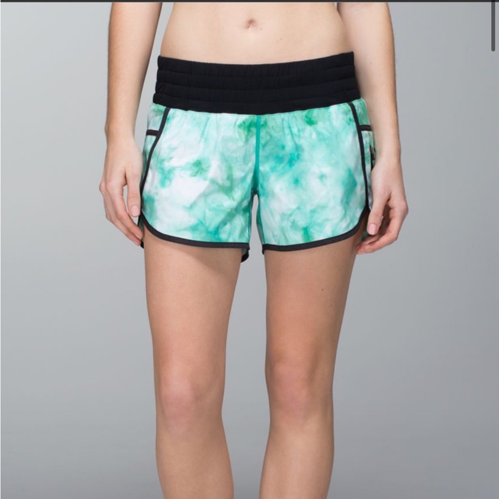Lululemon green tie dye Run Tracker mid rise short
